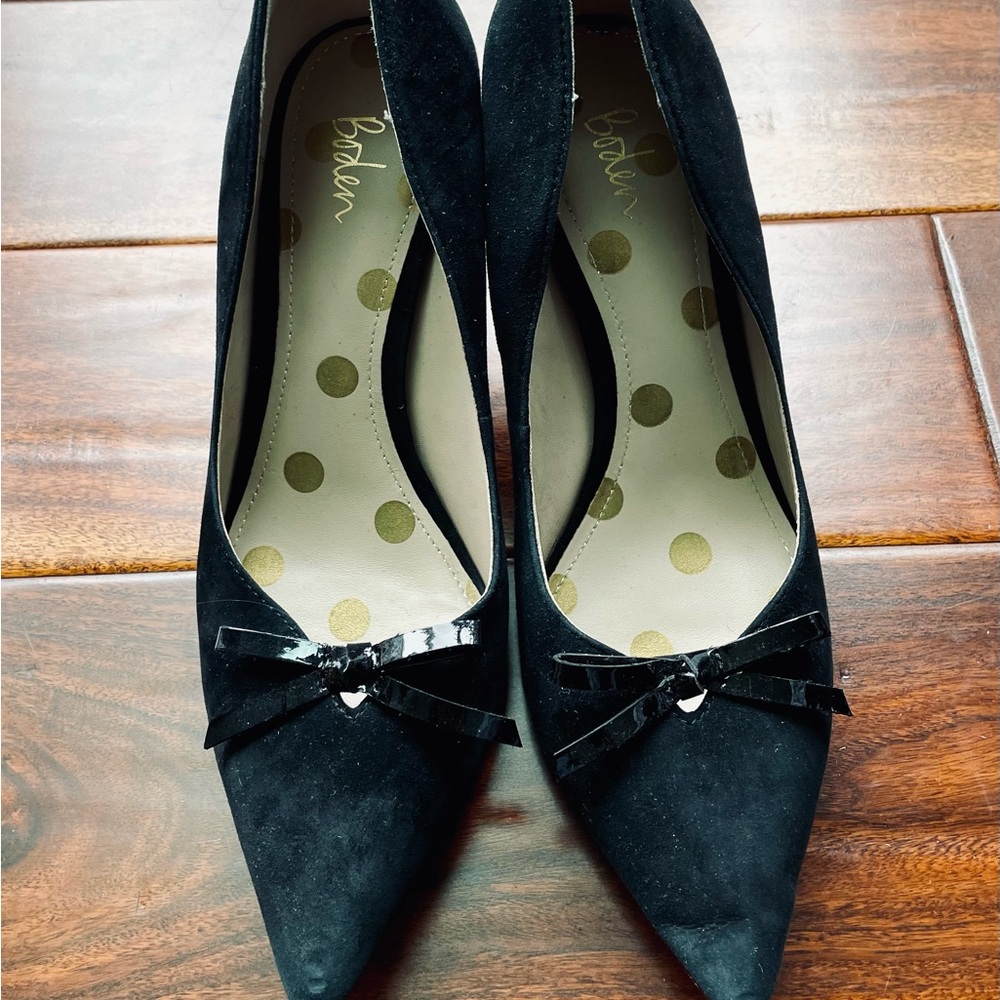 Boden Women’s Black Suede Bow Front Pointed Toe Pumps in Size 40 EU / 9.5 US